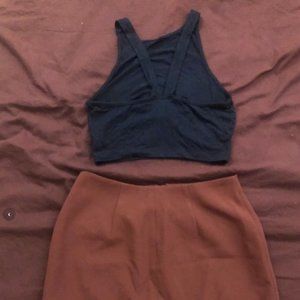 波尔多拉链迷你裙和海军蓝露脐上衣